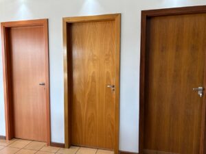 Porta de madeira em Goiânia para residências com acabamento de alta qualidade